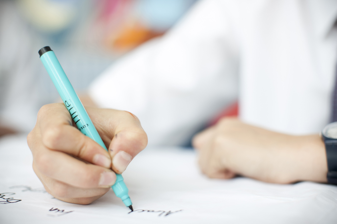 child_writing_escritura_inspiracion_montessori_colegio_maria_montessori